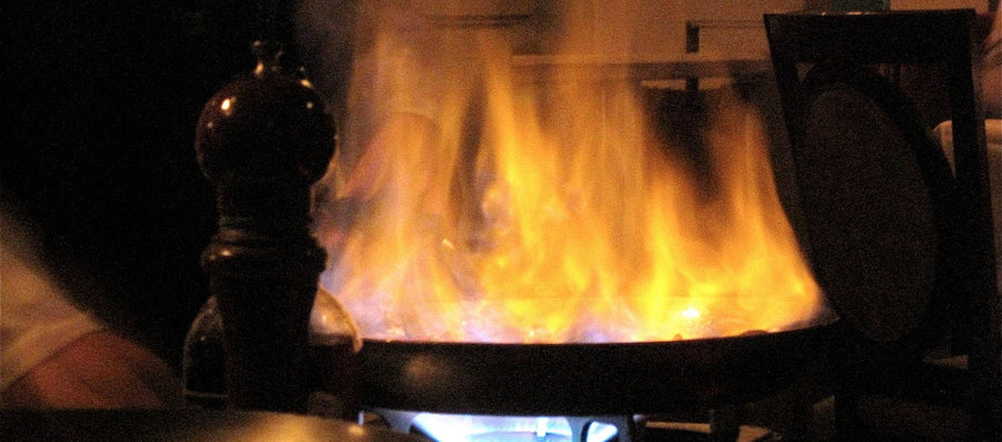 Flambieren, Karamellisieren, Abflämmen & Co.: Feuer, Hitze und die Magie der Küche