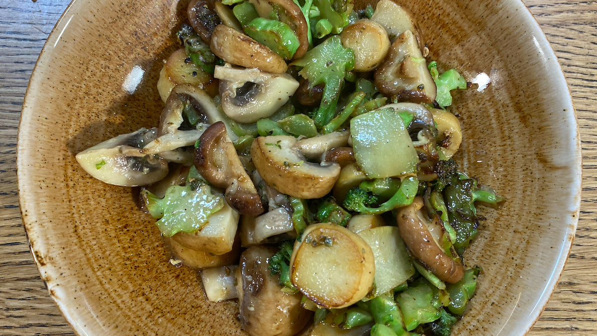 Brokkoli-Pilz-Pfanne mit Zitronen-Soja-Butter