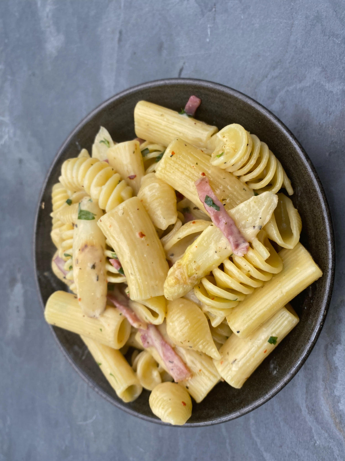 Cremige Pasta mit Spargel und Schinken