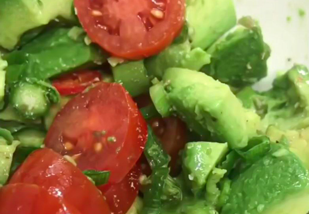 Salat-Rezept mit Avocado und Tomaten