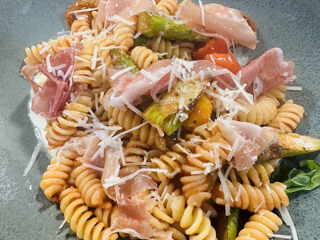 Pasta mit grünem Spargel und Mozzarella