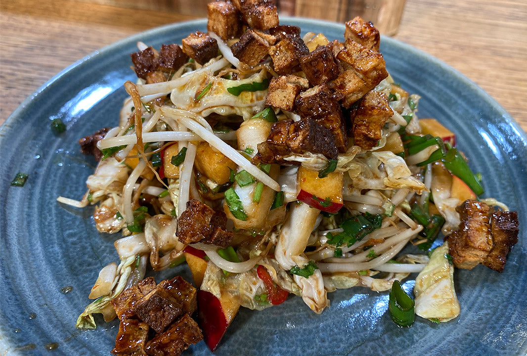 Asiatischer Chinakohl-Salat mit Räuchertofu-Croûtons