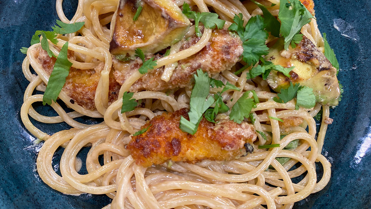 Spaghetti mit Avocado und knusprigem Hähnchen