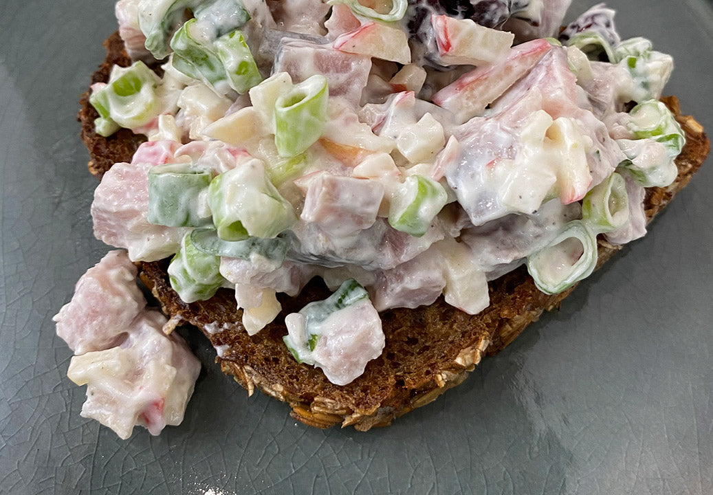 Matjestatar auf geröstetem Schwarzbrot