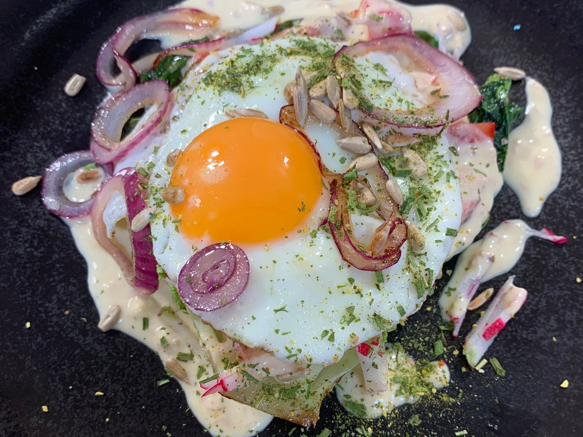 Gebratener Römersalat mit Thunfischcreme und Spiegelei