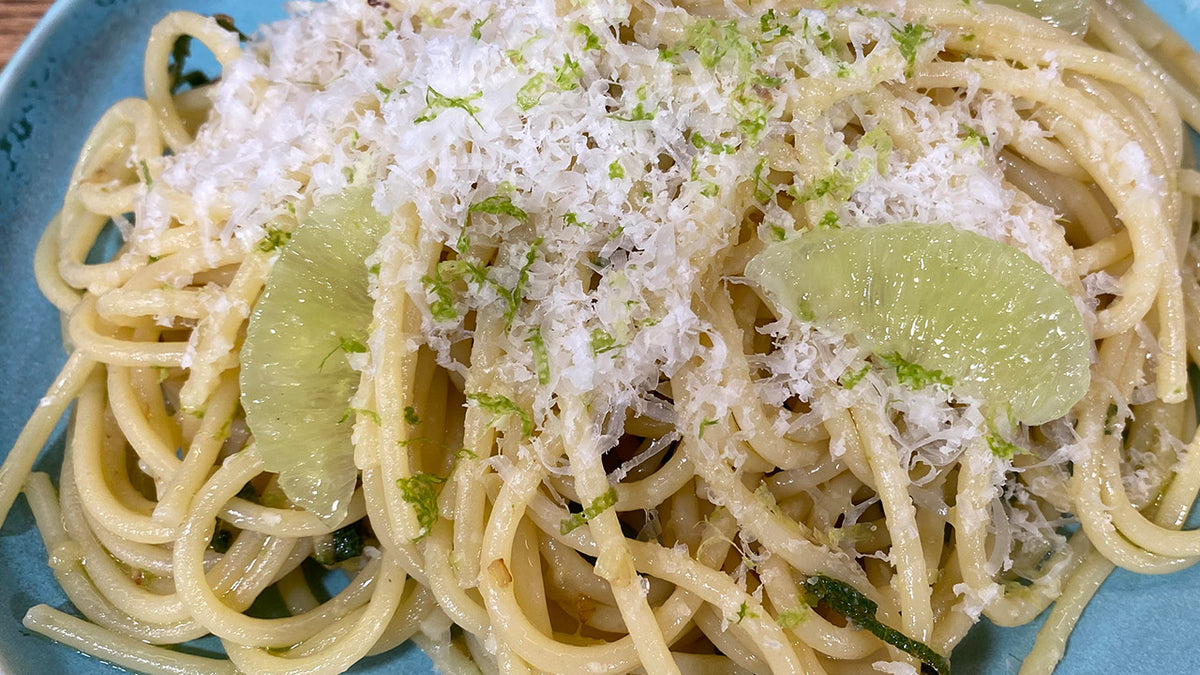 Spaghetti mit Limette und Salbei