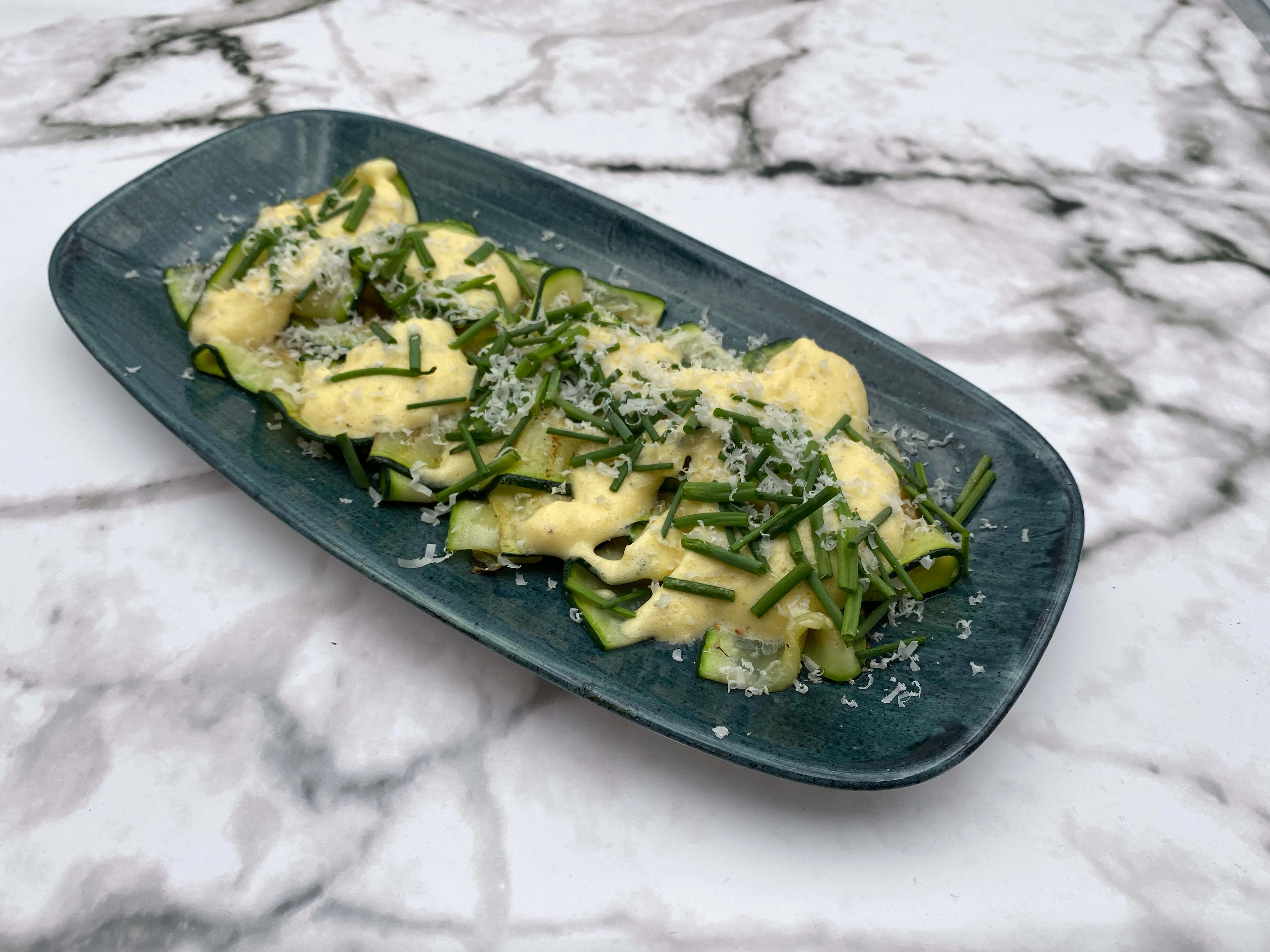 Lauwarmes Zucchini-Carpaccio mit Parmesan-Zabaione – HENSSLERS Lauwarmes Zucchini-Carpaccio mit Parmesan-Zabaione – HENSSLERS