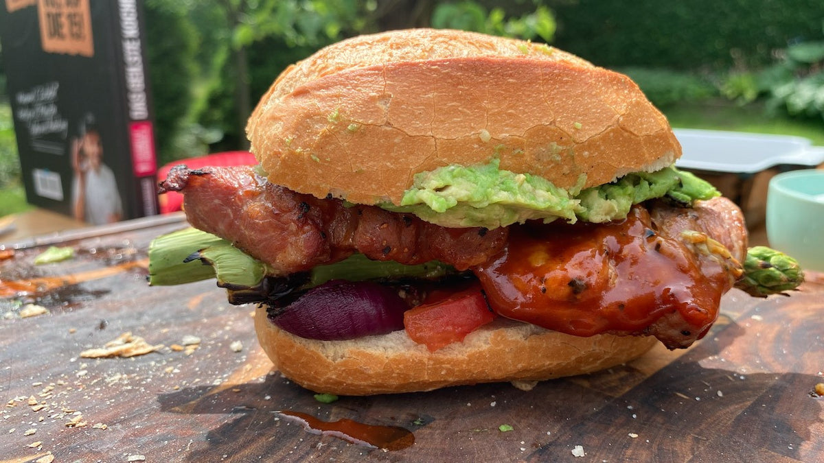 Gegrillter Schweinenacken im Brötchen "Deluxe"