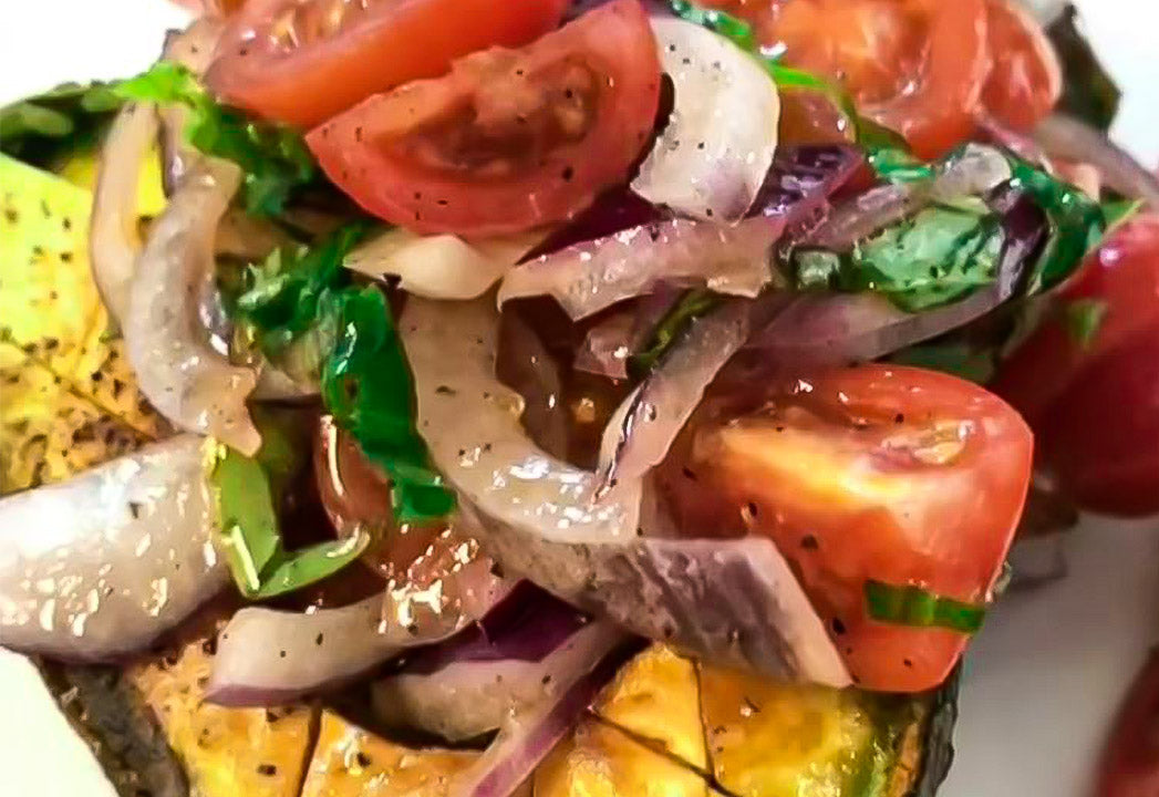 Geröstete Avocado mit Tomatensalat