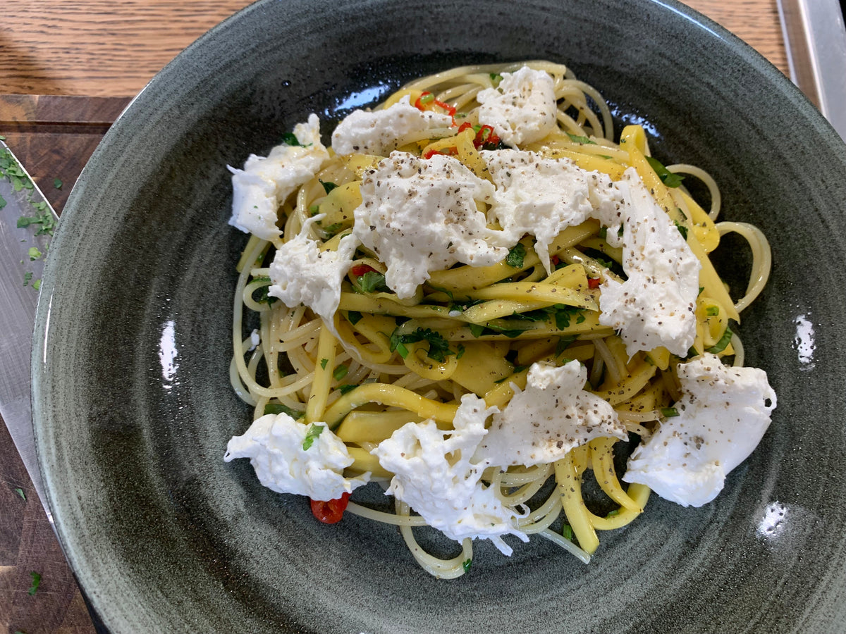 Spaghetti mit Mango und Burrata