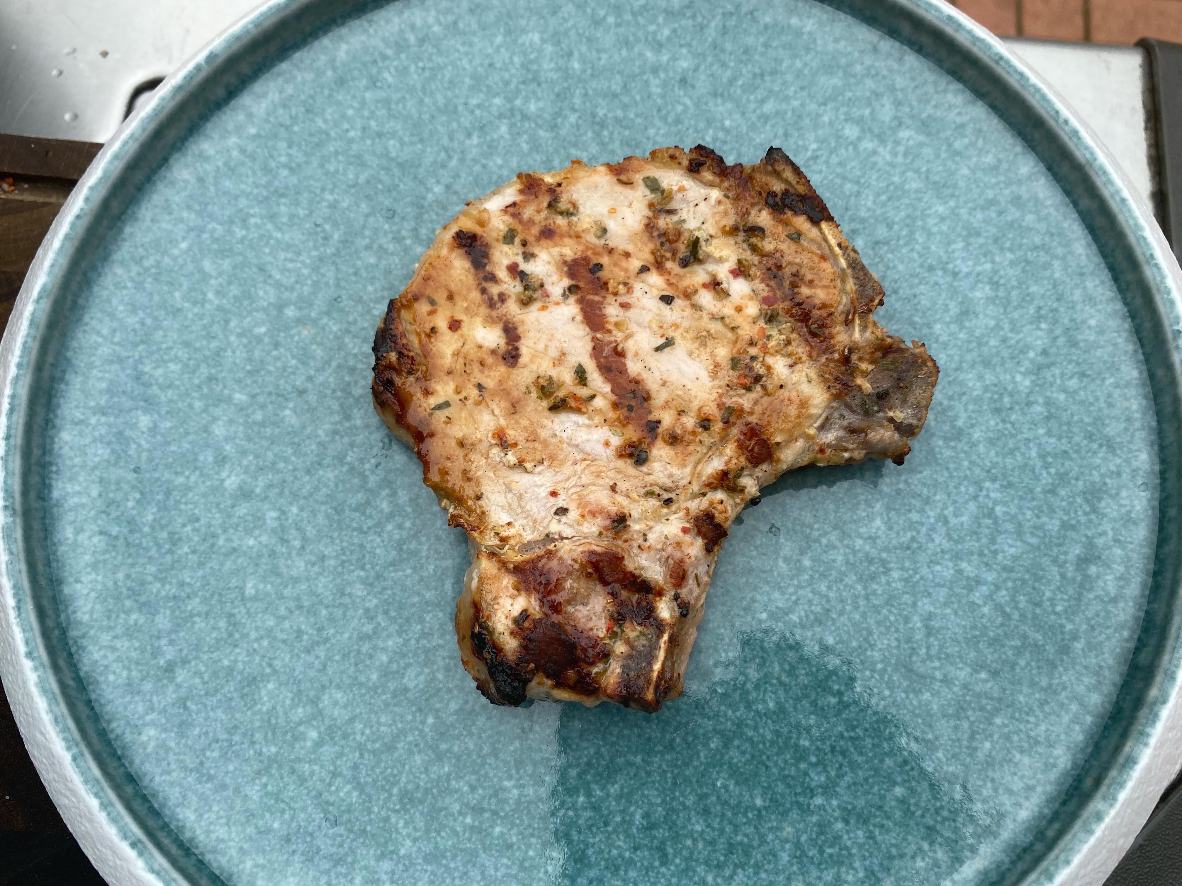 Marinierte Schweinekoteletts vom Grill – HENSSLERS