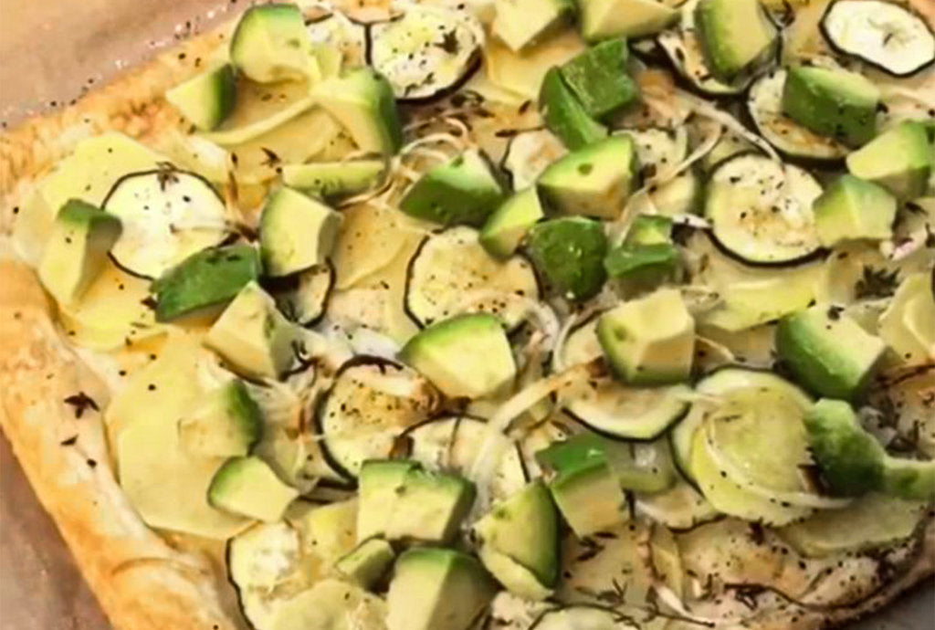 Pizza mit Kartoffeln und Thymian