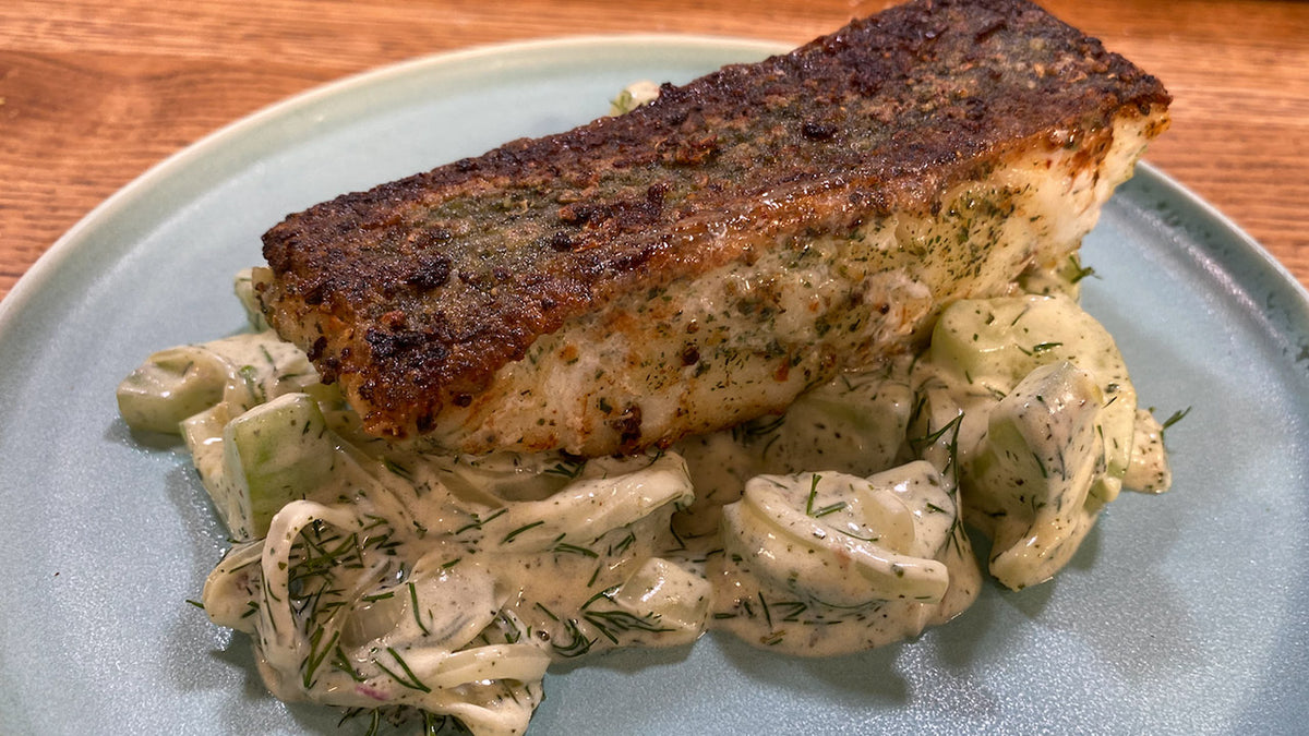 Gebratenes Kabeljaufilet mit lauwarmen Wasabi-Gurken