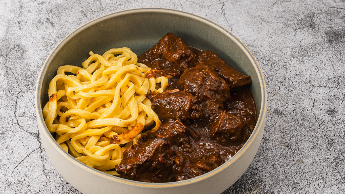 Saftiges Rindergulasch mit selbstgemachter Pasta