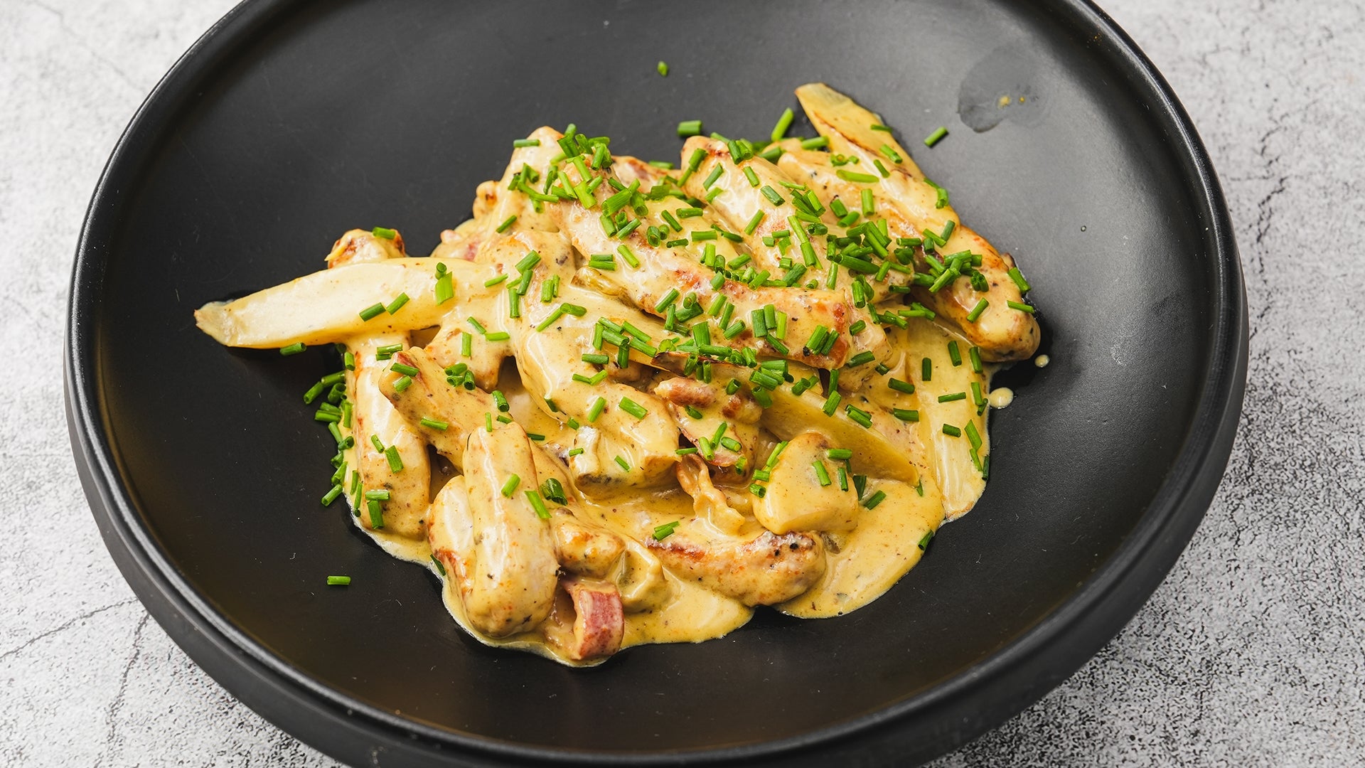 Rahmgeschnetzeltes vom Schwein mit weißem Spargel