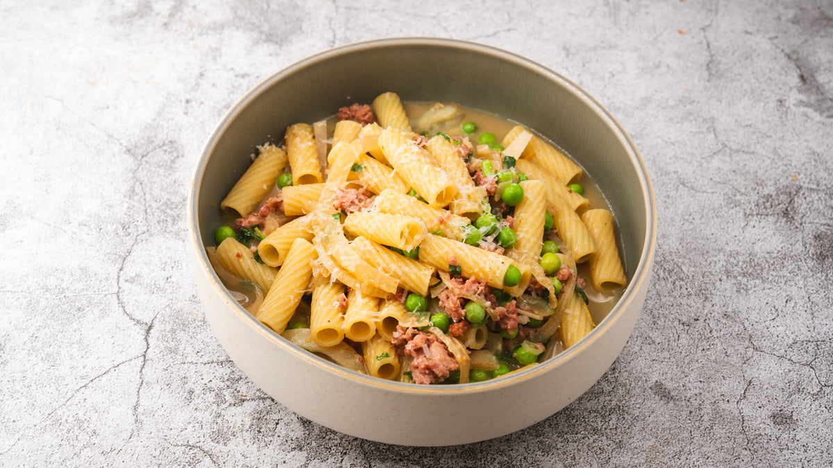 Pasta mit Salsiccia und grünen Erbsen