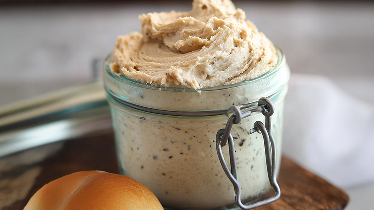 Aufgeschlagene Knoblauchbutter