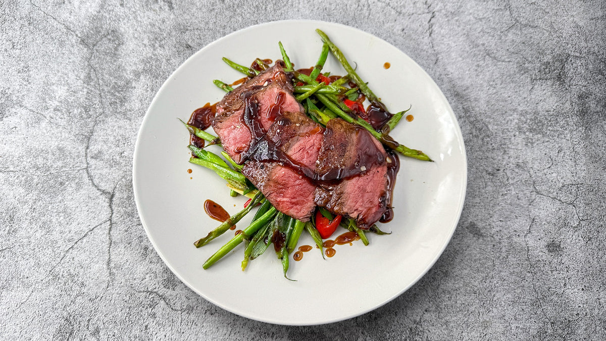 Glasiertes Teriyaki Rumpsteak mit gebratenen Bohnen