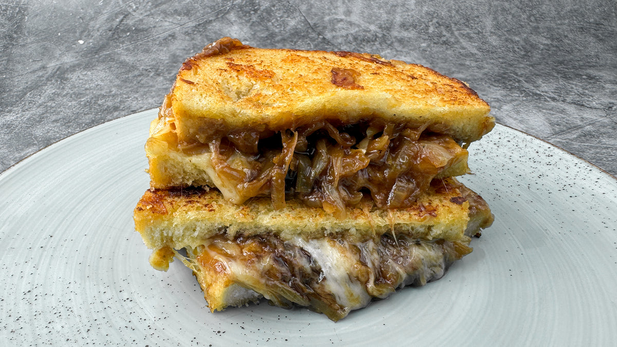 Knuspriges Bergkäsesandwich mit karamellisierten Zwiebeln
