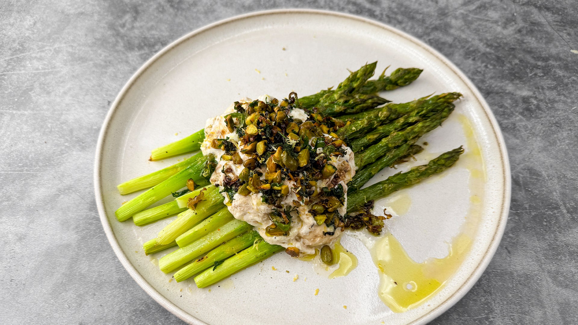 Grüner Spargel mit Burrata und Pistaziencrunch im Airfryer