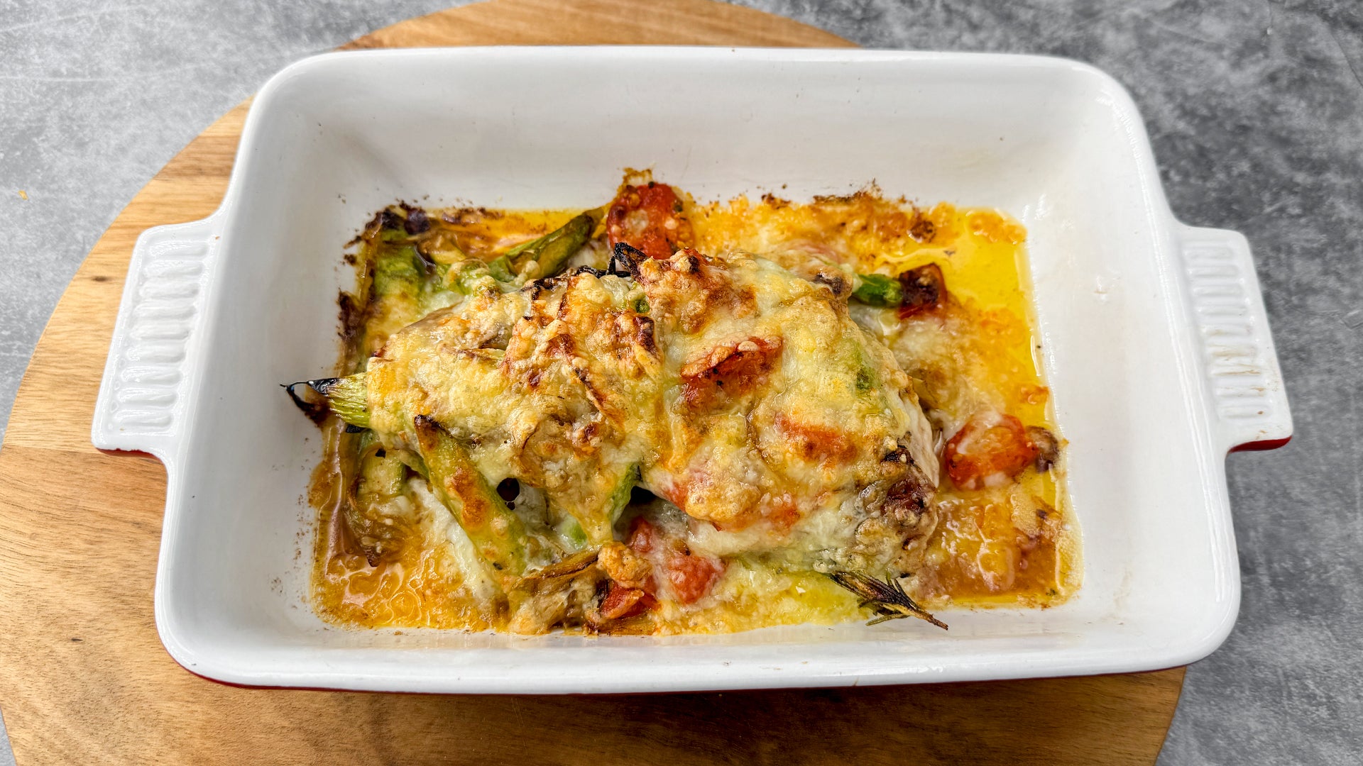 Gratiniertes Kalbssteak mit Mozzarella und grünem Spargel