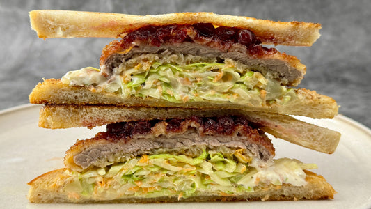 Schnitzelsandwich mit Coleslaw und Preiselbeeren