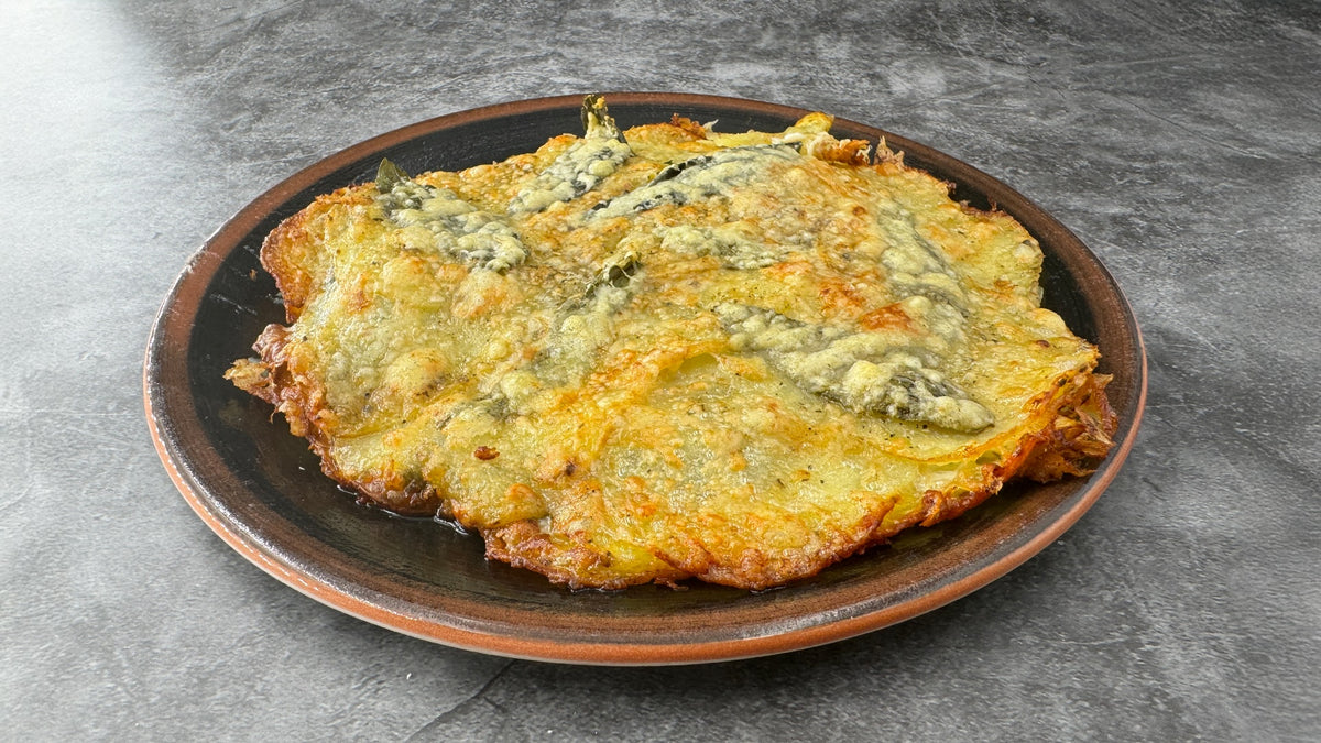 Italienische Kartoffelpfanne mit Käse und Salbei
