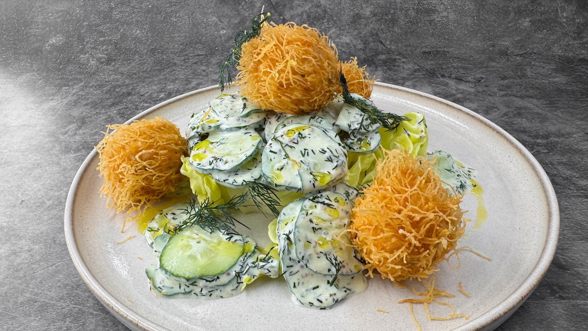 Lachsbällchen im Kadaifi-Mantel mit Kopfsalat