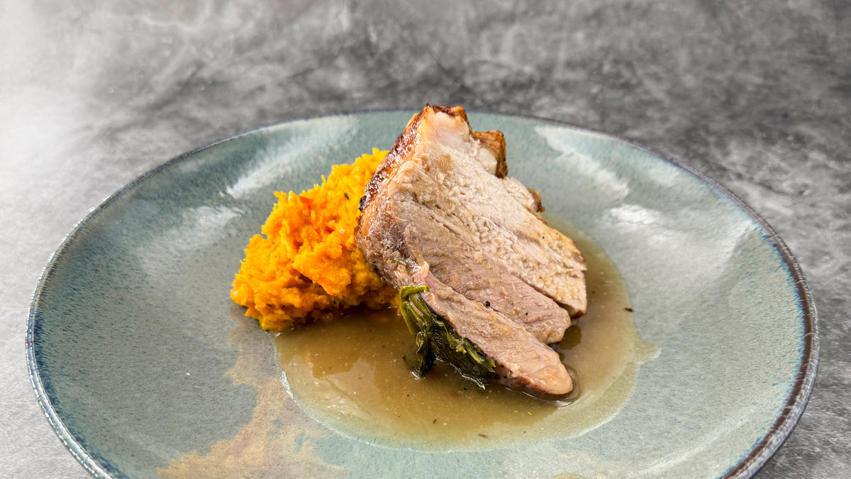 Knuspriger Schweinebraten mit Süßkartoffelstampf