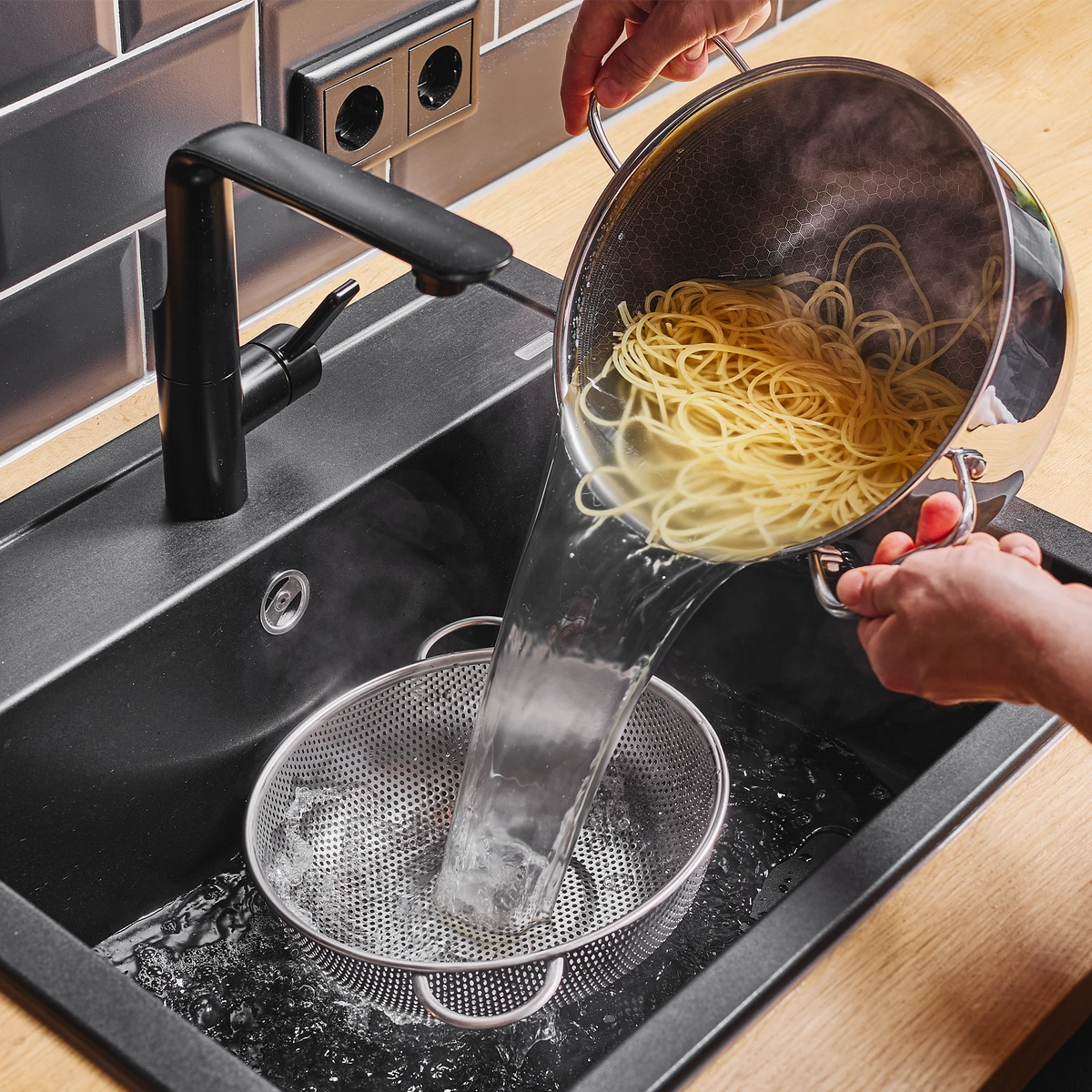 Küchensieb aus Edelstahl » Nudelsieb in modernem Design 🍜 – HENSSLERS